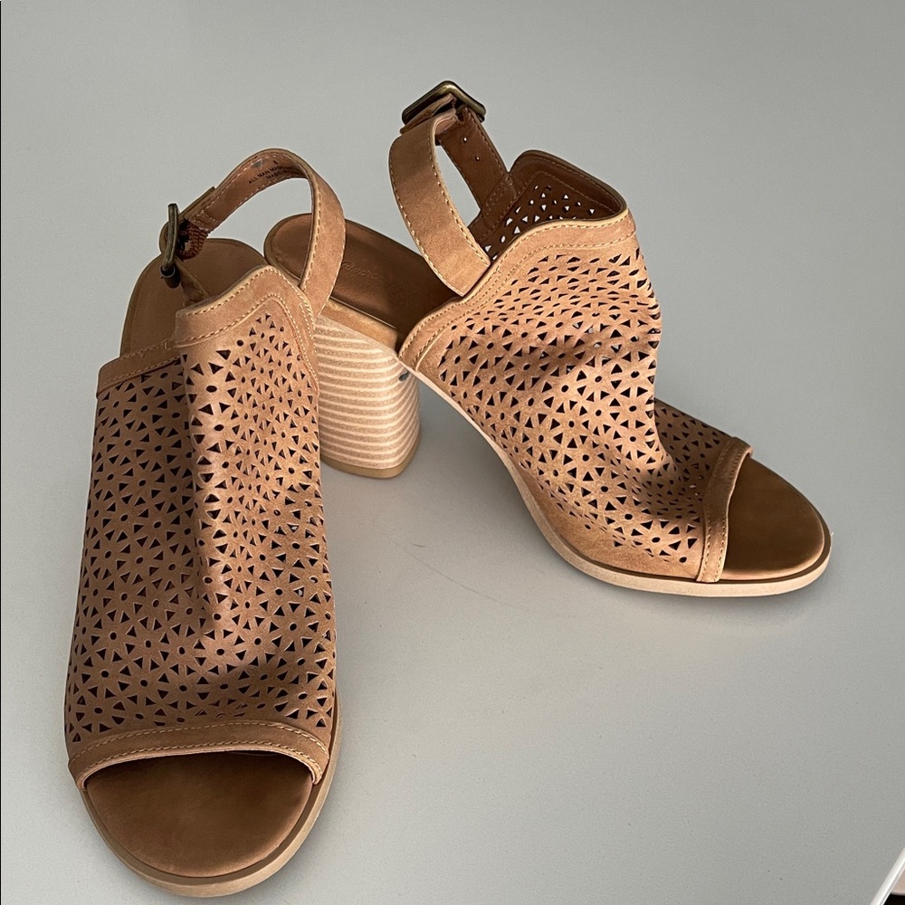 Universal Thread Women's Tan Open Toe Sandals
Siz… - image 1